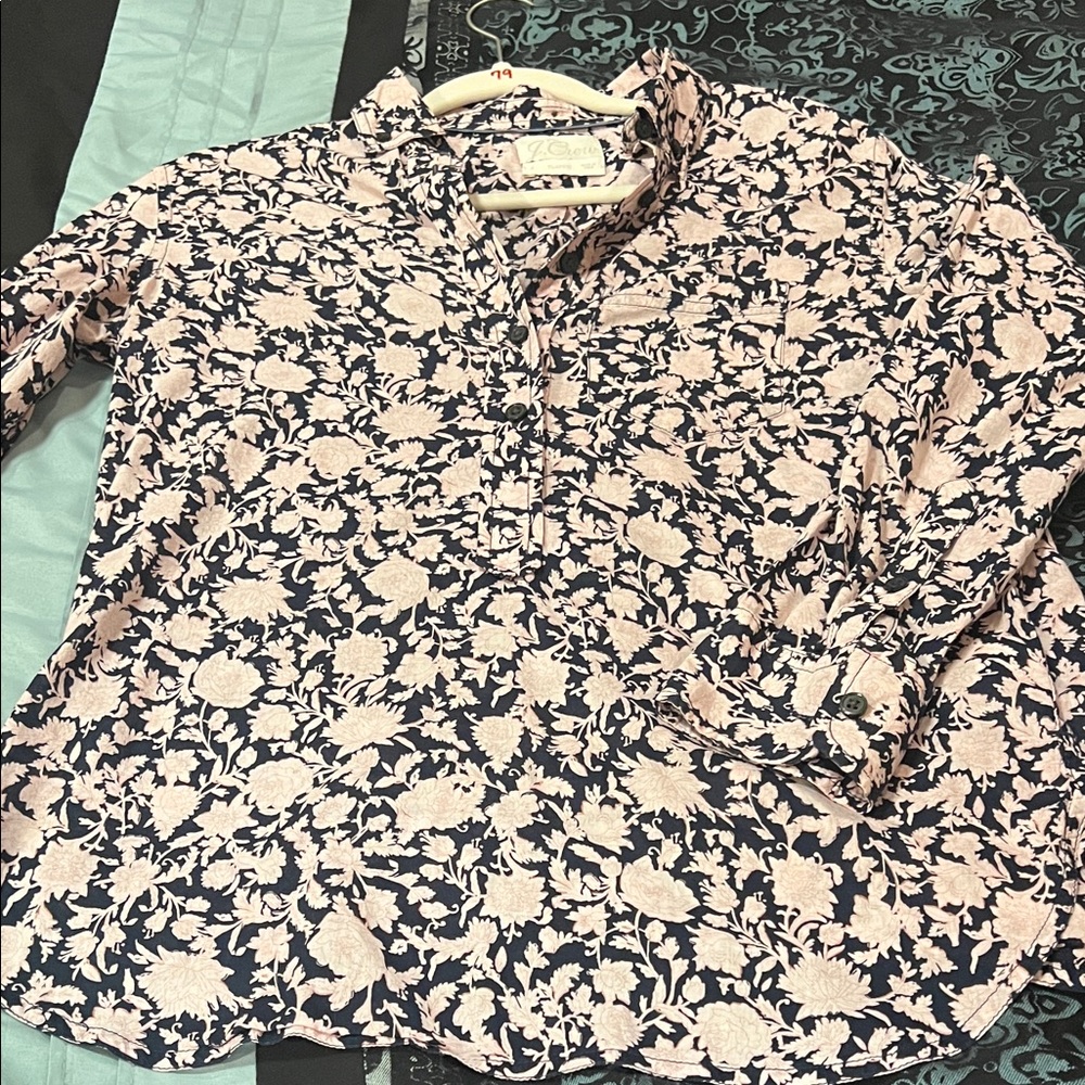 J. CREW WOMENS Classic Navy and Pink Floral Shirt, stylish, nice, size 4